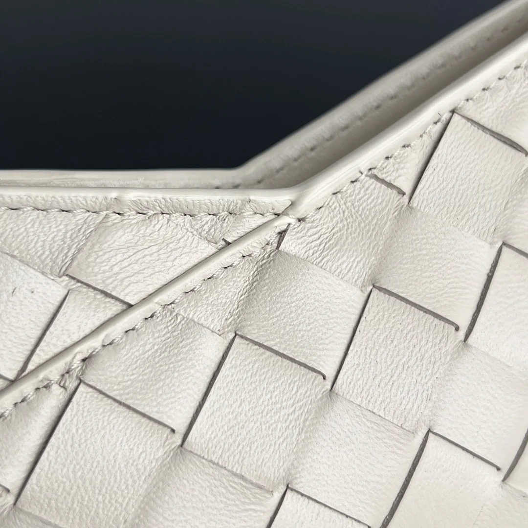 BOTTEGA VENETA Shoulder Bags Leather (White-Gold) 28X18X5CM H30202608080070 - Image 9