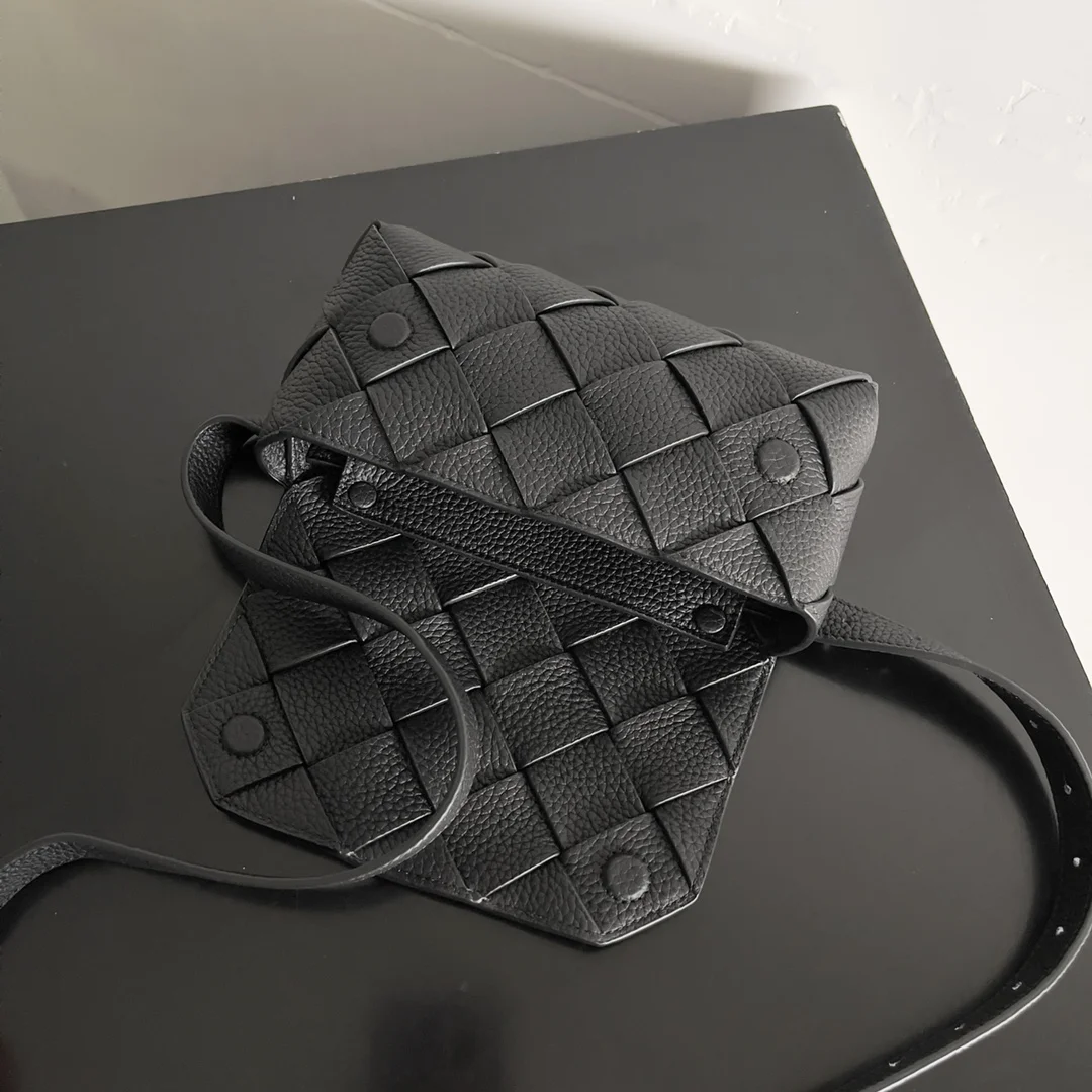 BOTTEGA VENETA Shoulder Bags Taurillon Leather (Black) 19X10X5CM F80202608080196 - Image 7