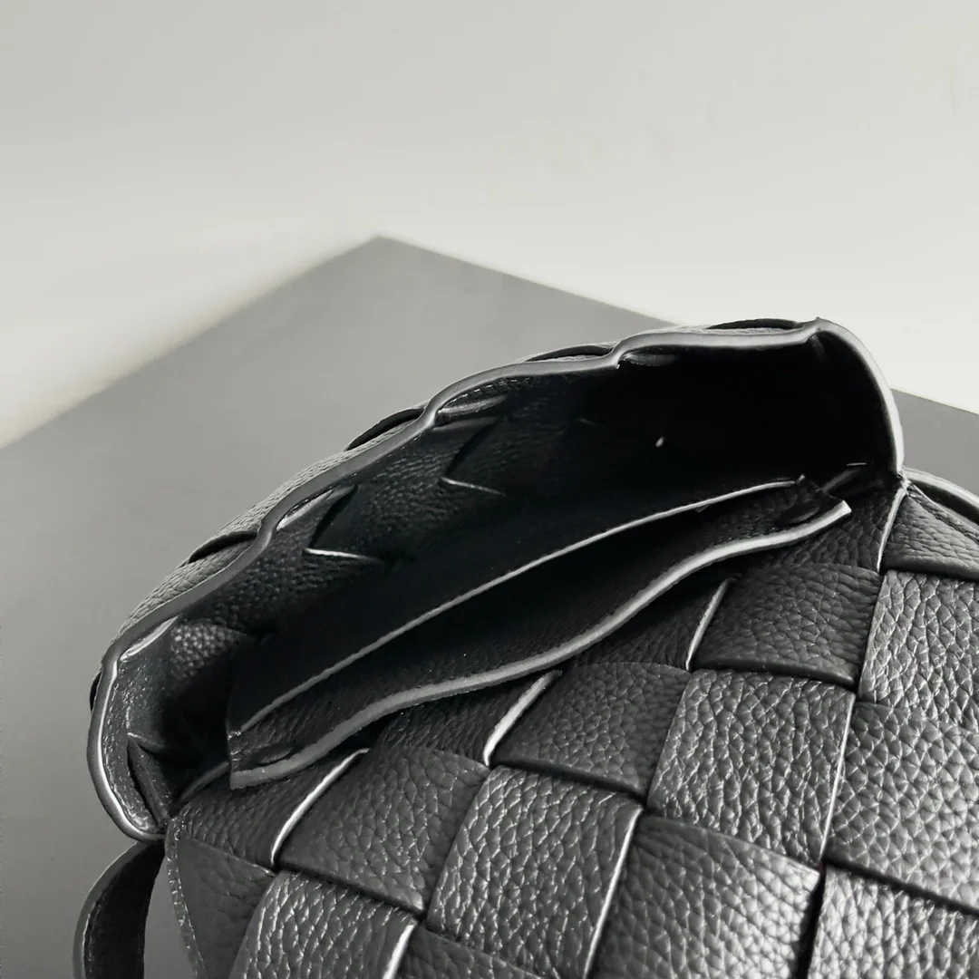 BOTTEGA VENETA Shoulder Bags Taurillon Leather (Black) 19X10X5CM F80202608080196 - Image 9