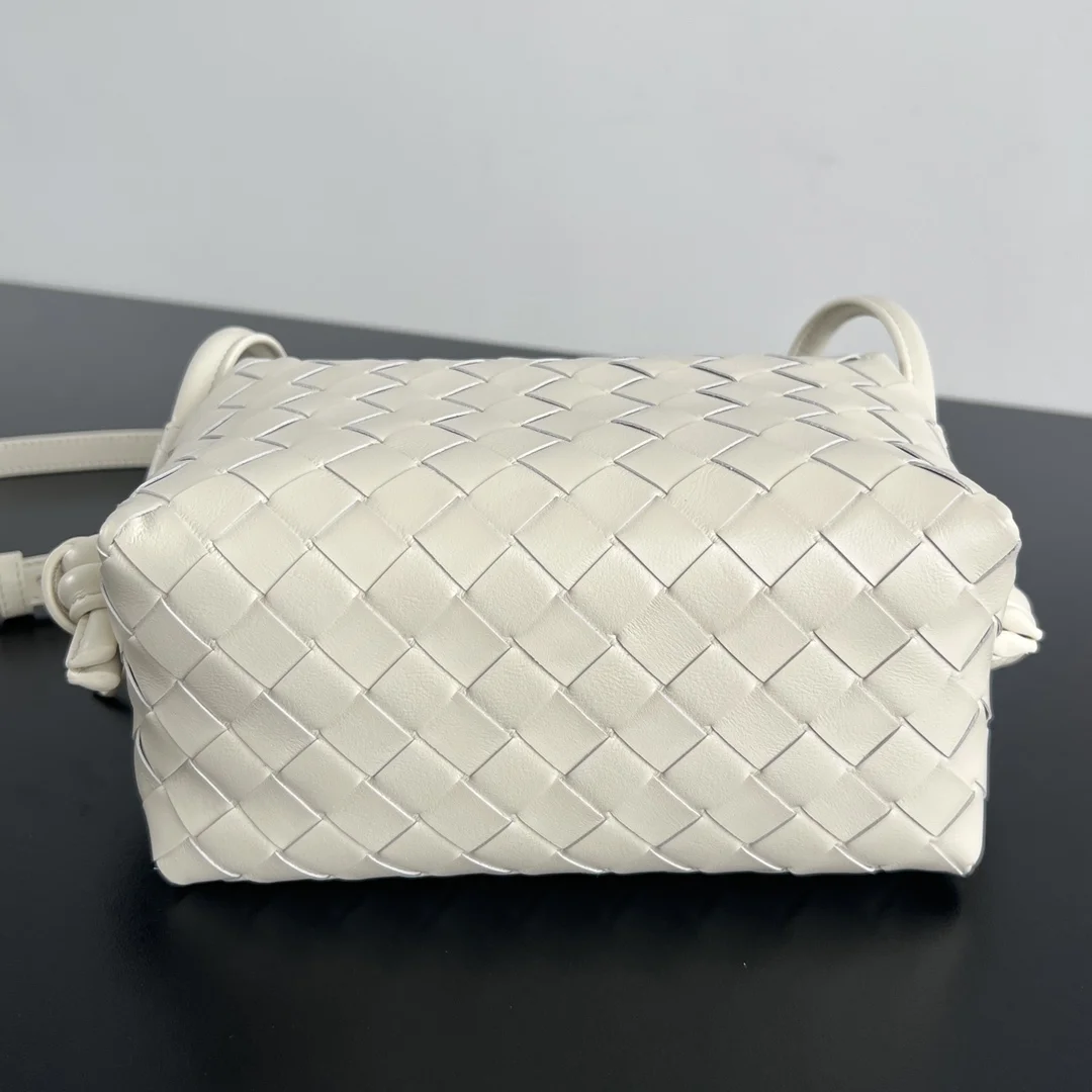 BOTTEGA VENETA Shoulder Bags (White) 19X12X9CM F80202608080157 - Image 3