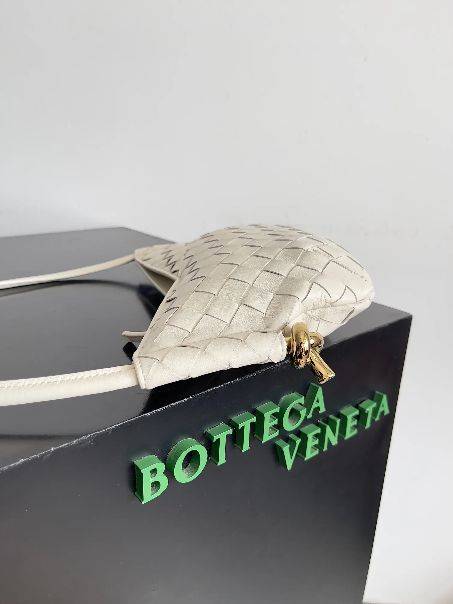 BOTTEGA VENETA Shoulder Bags (White-Gold) 28X18X5CM H30202608080061 - Image 2