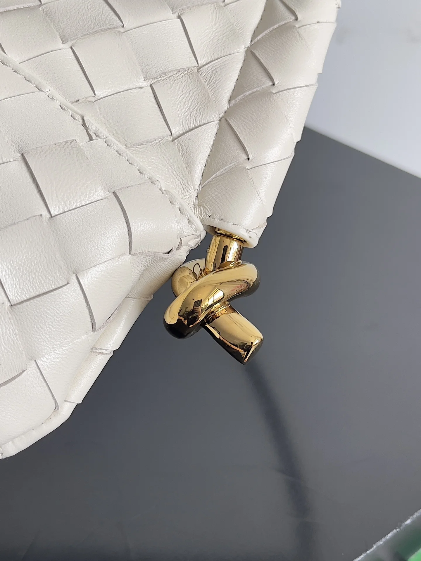 BOTTEGA VENETA Shoulder Bags (White-Gold) 28X18X5CM H30202608080061 - Image 4