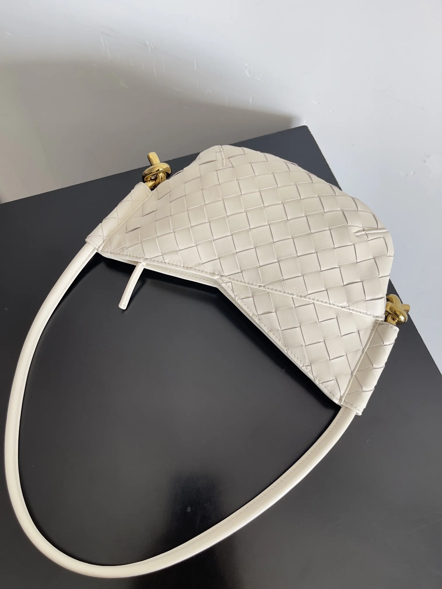 BOTTEGA VENETA Shoulder Bags (White-Gold) 28X18X5CM H30202608080061 - Image 6