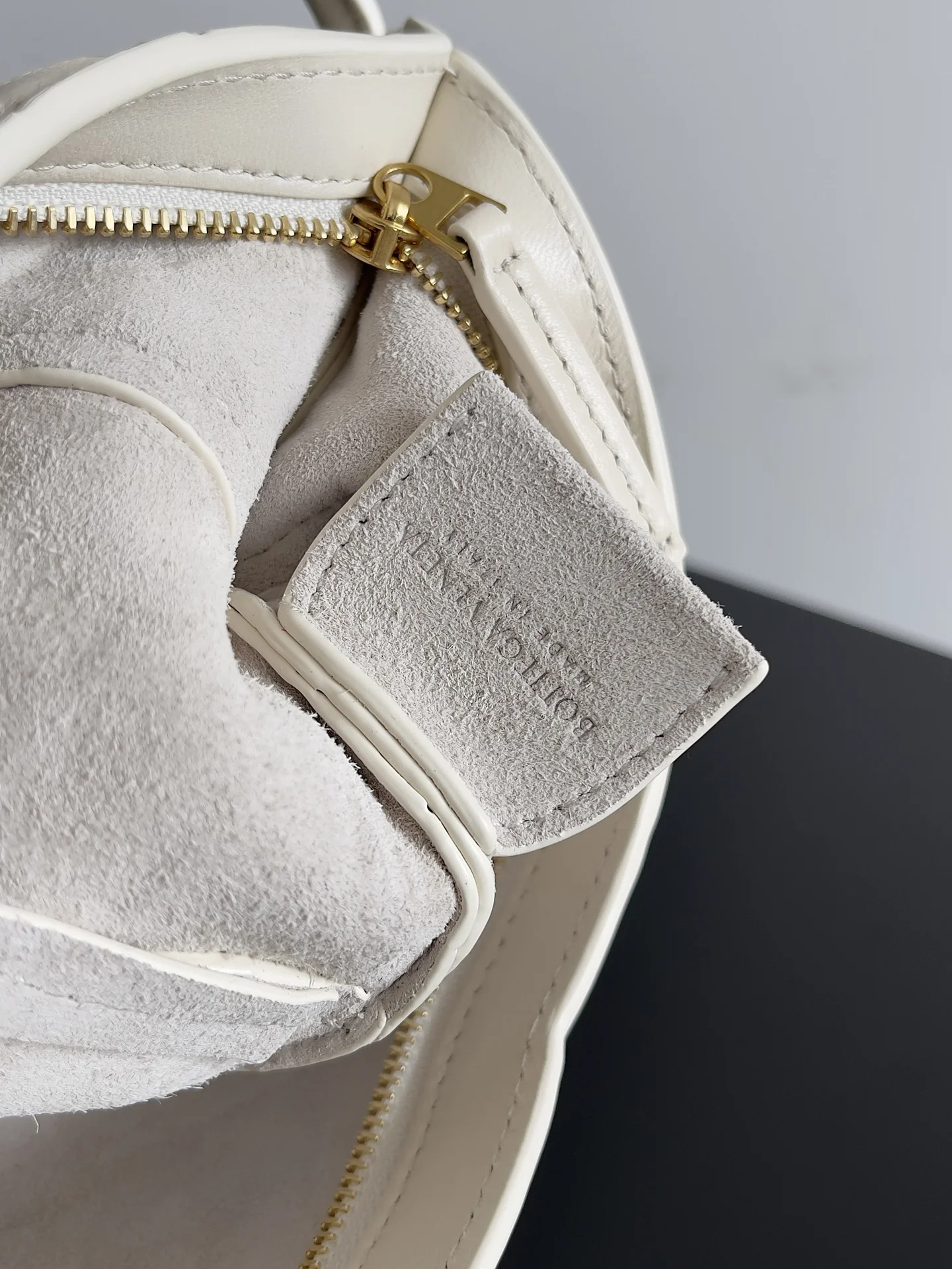 BOTTEGA VENETA Shoulder Bags (White-Gold) 28X18X5CM H30202608080061 - Image 7