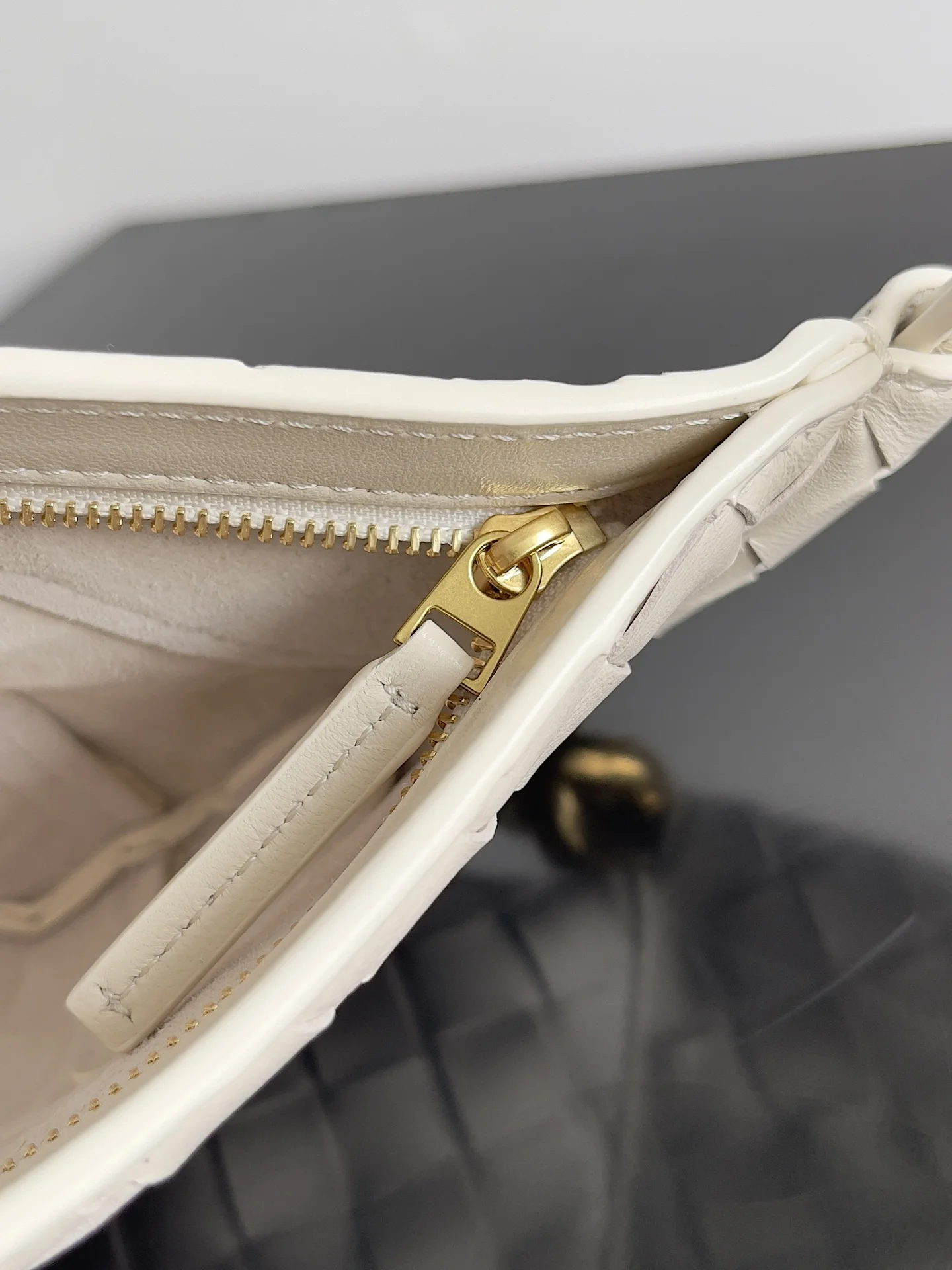 BOTTEGA VENETA Shoulder Bags (White-Gold) 28X18X5CM H30202608080061 - Image 8