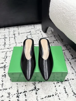 BOTTEGA VENETA Slides Patent Calfskin Leather EU35-42 C10202608030564