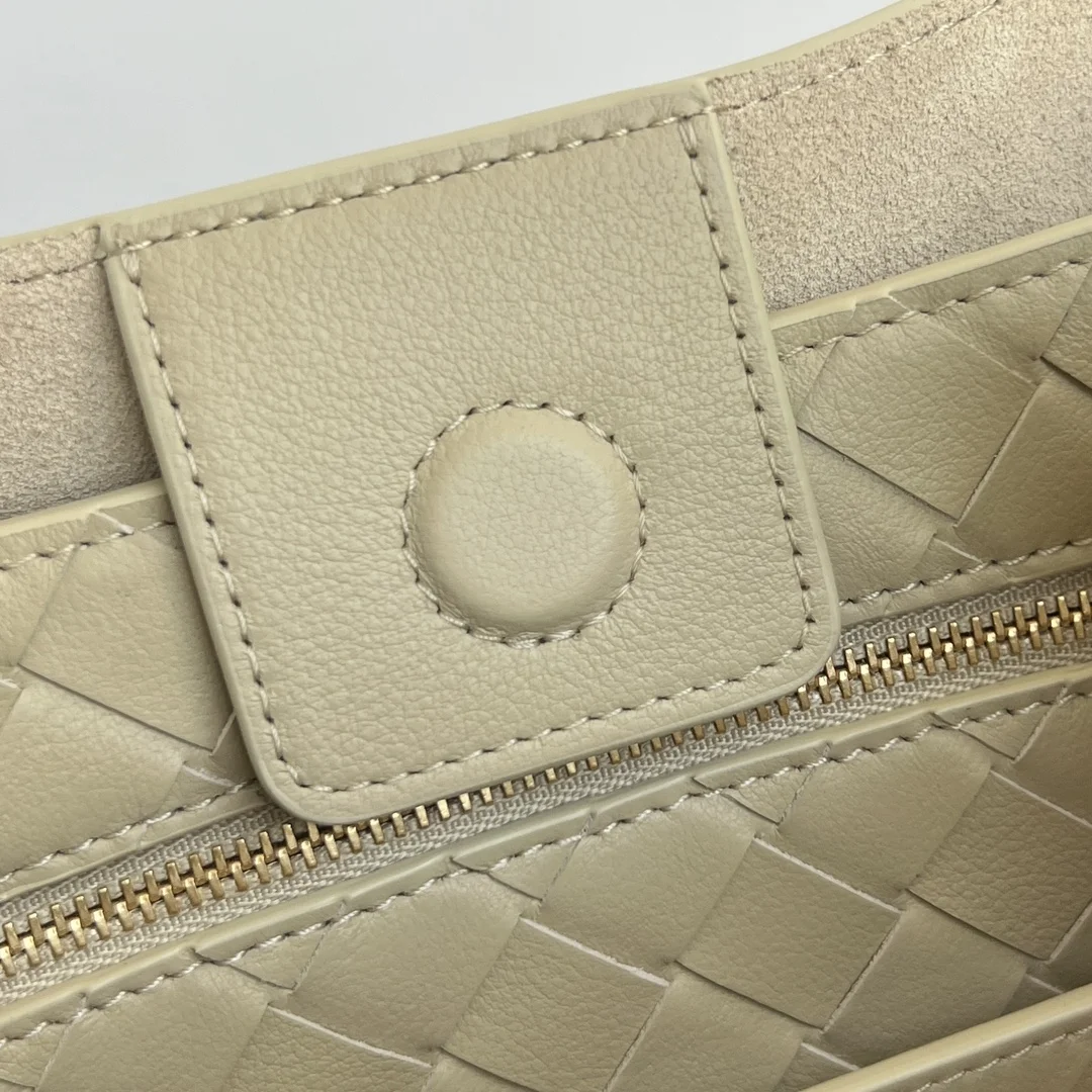 BOTTEGA VENETA Top Handle Bags Calf Leather (Cream-Gold) 25X22X10 A080202608080856 - Image 7