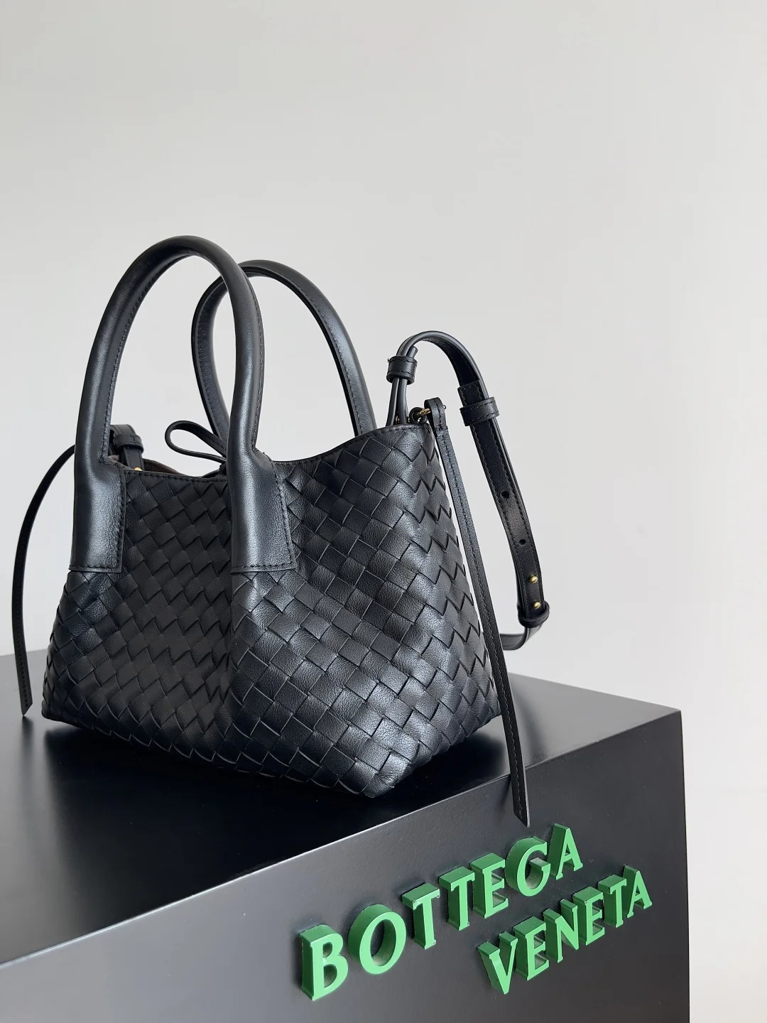 BOTTEGA VENETA Totes Bags Leather (Black) 24X15X12CM H80202608080633 - Image 2
