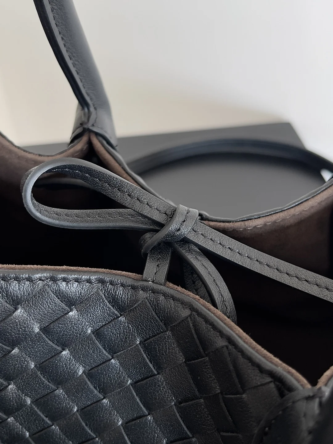 BOTTEGA VENETA Totes Bags Leather (Black) 24X15X12CM H80202608080633 - Image 5