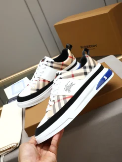 Alternative view of BURBERRY Flats B00202608030359