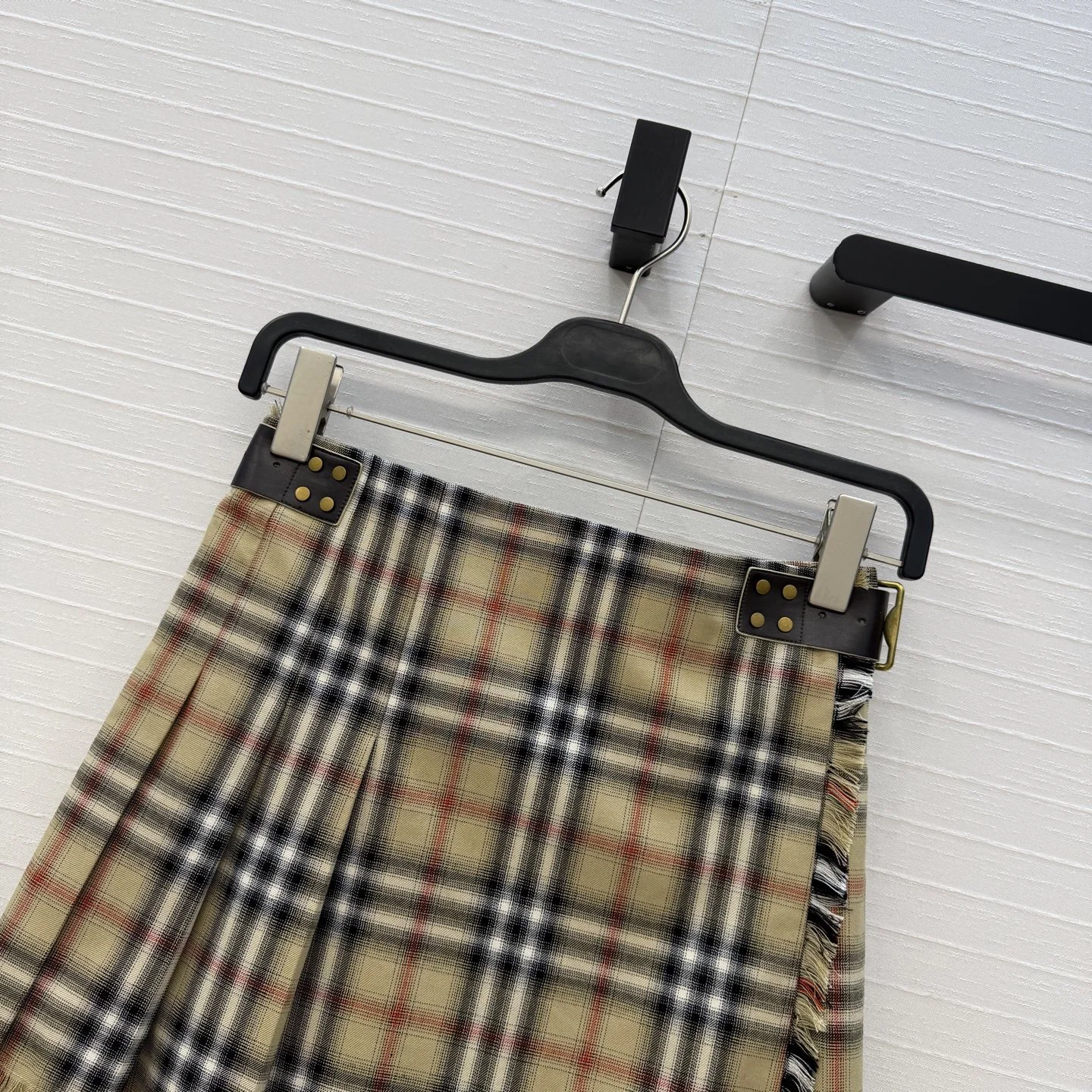 BURBERRY Skirts Pleated Fabric S B60202608040303 - Image 2