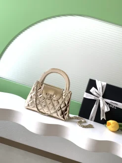 CHANEL Crossbody Bags Patent Leather (Gold) 13X19X7CM F00202608072513