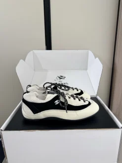 CHANEL Sneakers B80202608032769