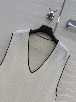 Alternative view of CHANEL Vests Cashmere 36-40 B85202608041718