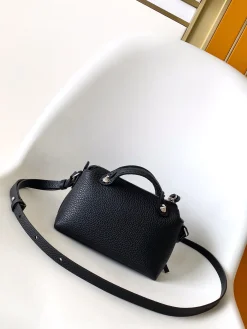 Alternative view of FENDI Shoulder Bags Calfskin Leather (Black) 20X9X12CM E80202608080095