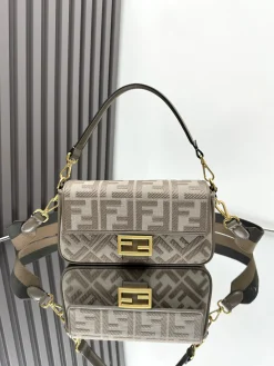 FENDI Shoulder Bags Canvas (Brown-Gold) 27X6X14CM D80202608080194