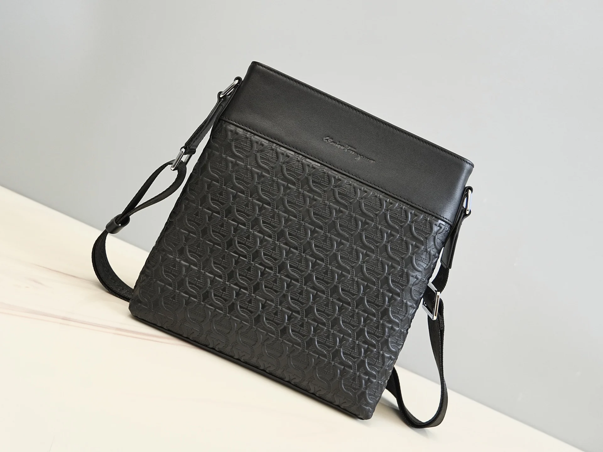 FERRAGAMO Crossbody Bags Calfskin Leather (Black) 26X27X6 G80202608100100