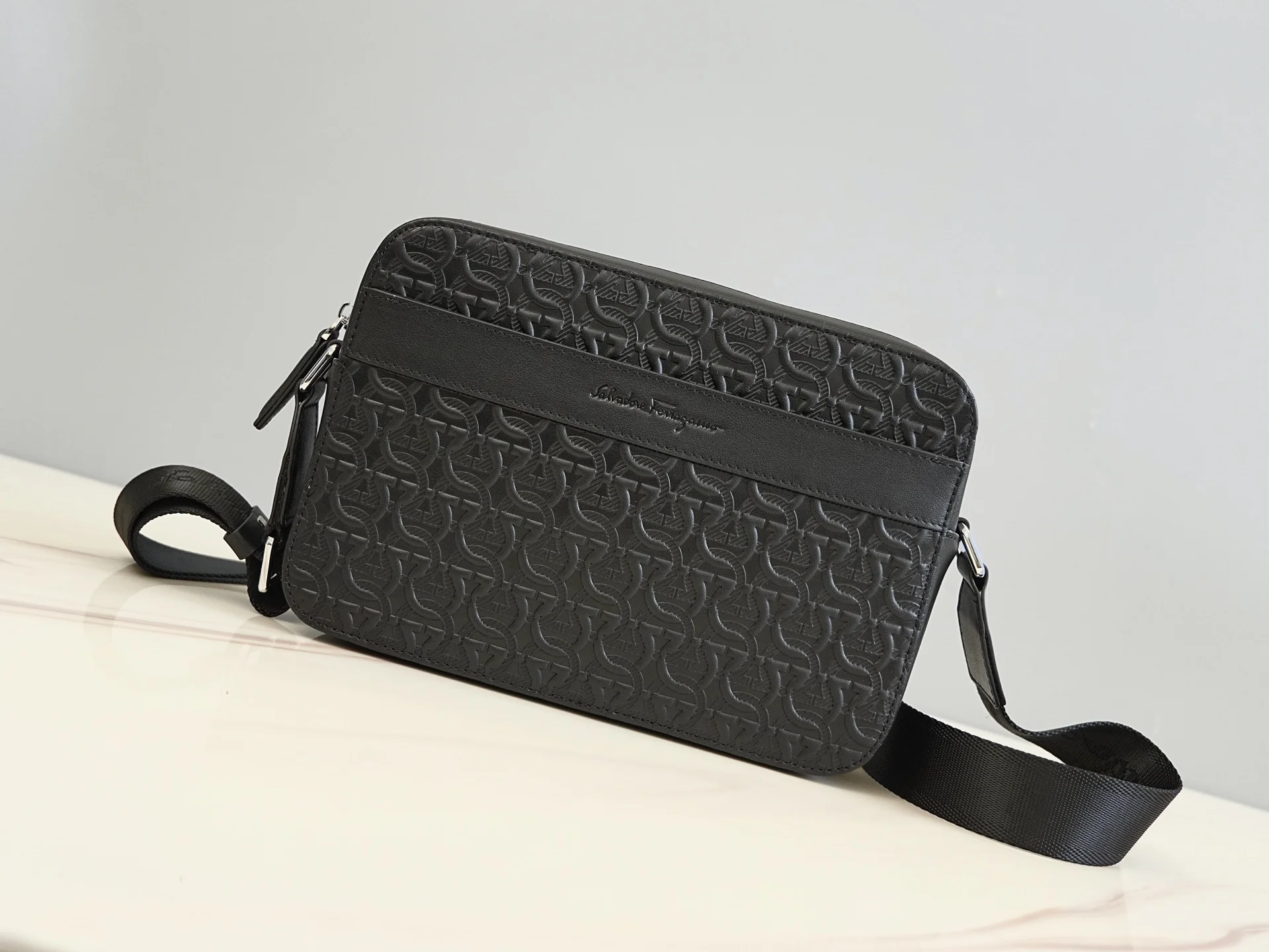 FERRAGAMO Crossbody Bags Leather (Black) 25X6X18CM G50202608100097