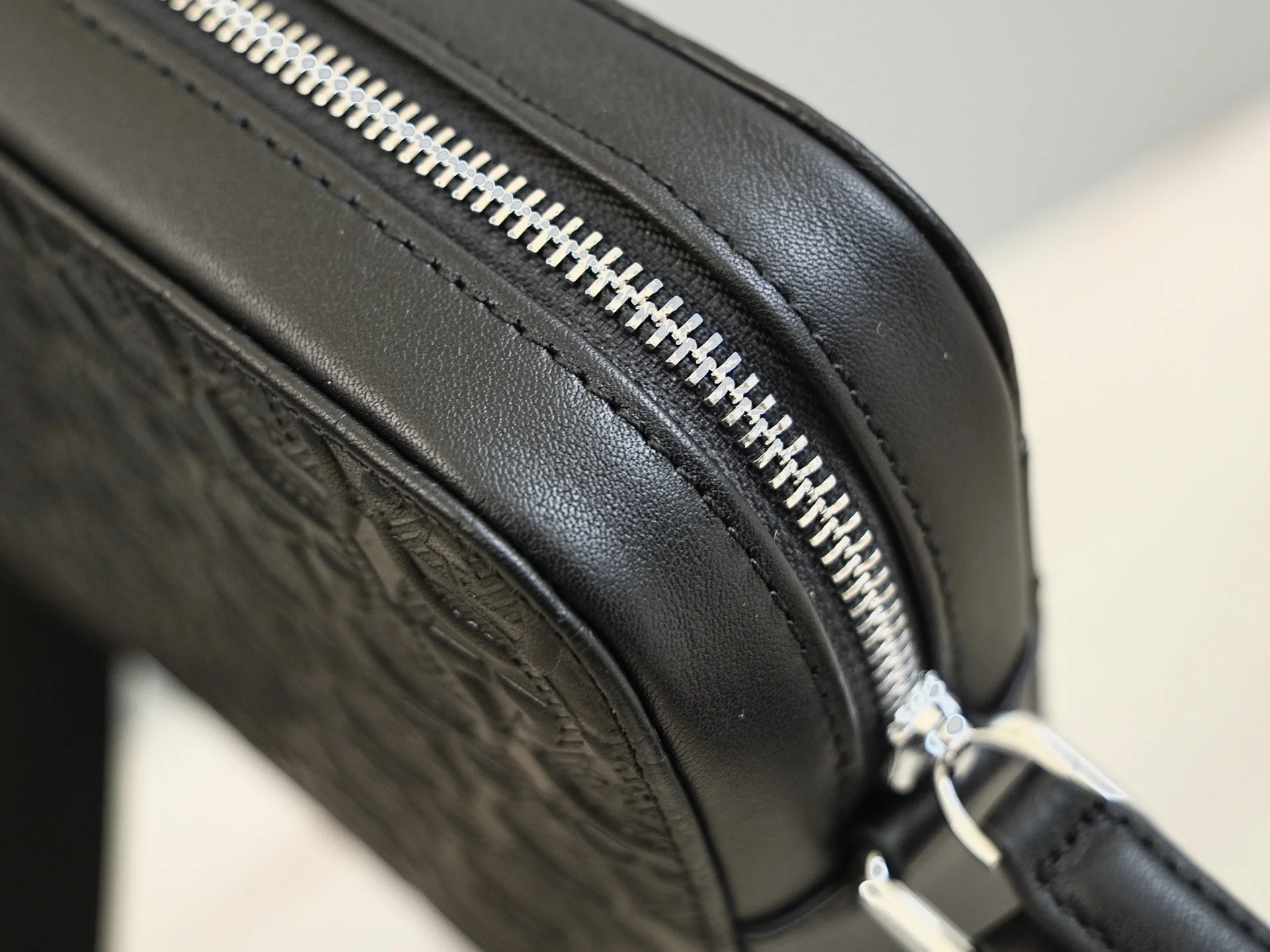 FERRAGAMO Crossbody Bags Leather (Black) 25X6X18CM G50202608100097 - Image 4