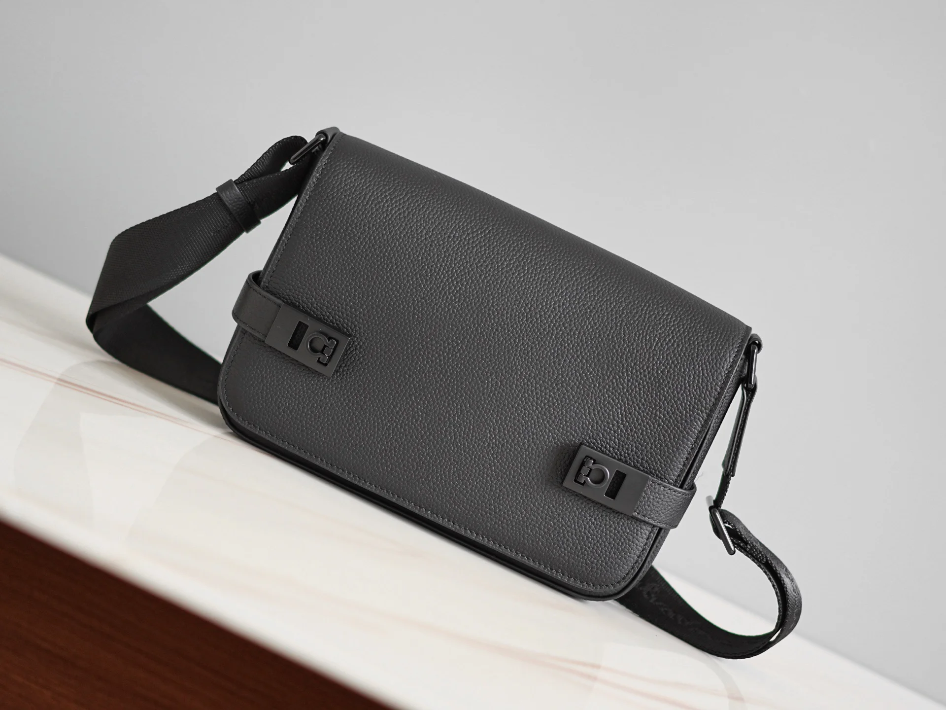 FERRAGAMO Trend Bags Grained Leather (Gray-Black) 27X18X6CM G80202608100101