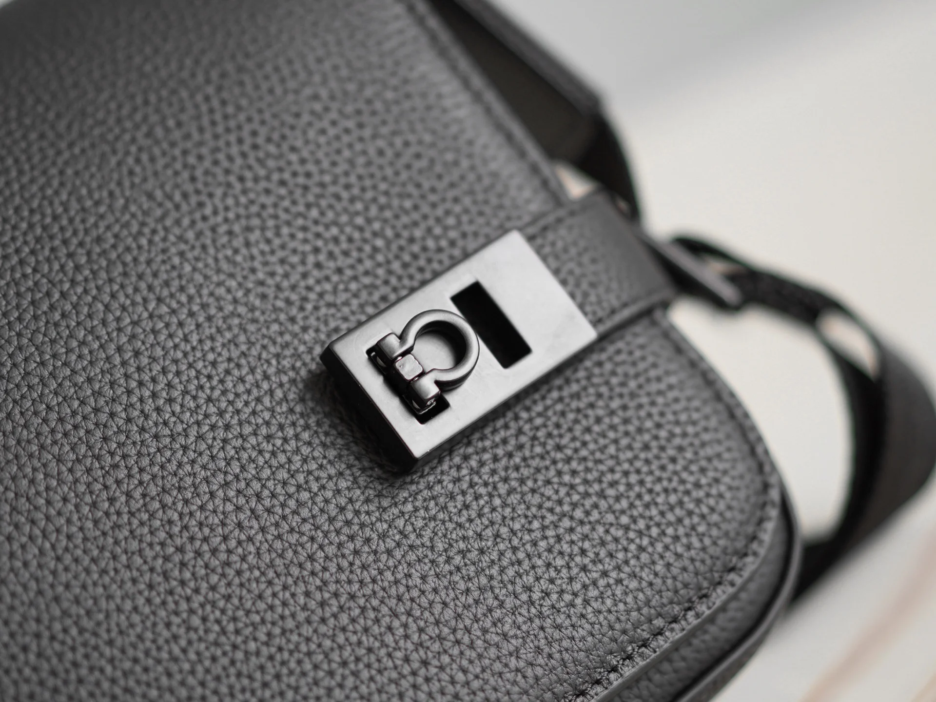 FERRAGAMO Trend Bags Grained Leather (Gray-Black) 27X18X6CM G80202608100101 - Image 2