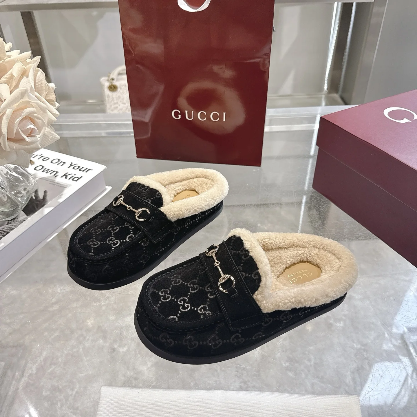 GUCCI Slippers B40202608030010 - Image 3