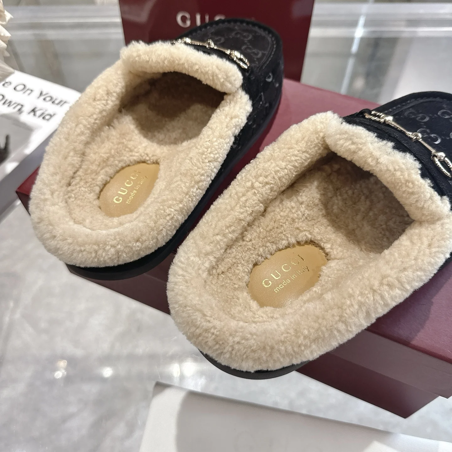 GUCCI Slippers B40202608030010 - Image 8