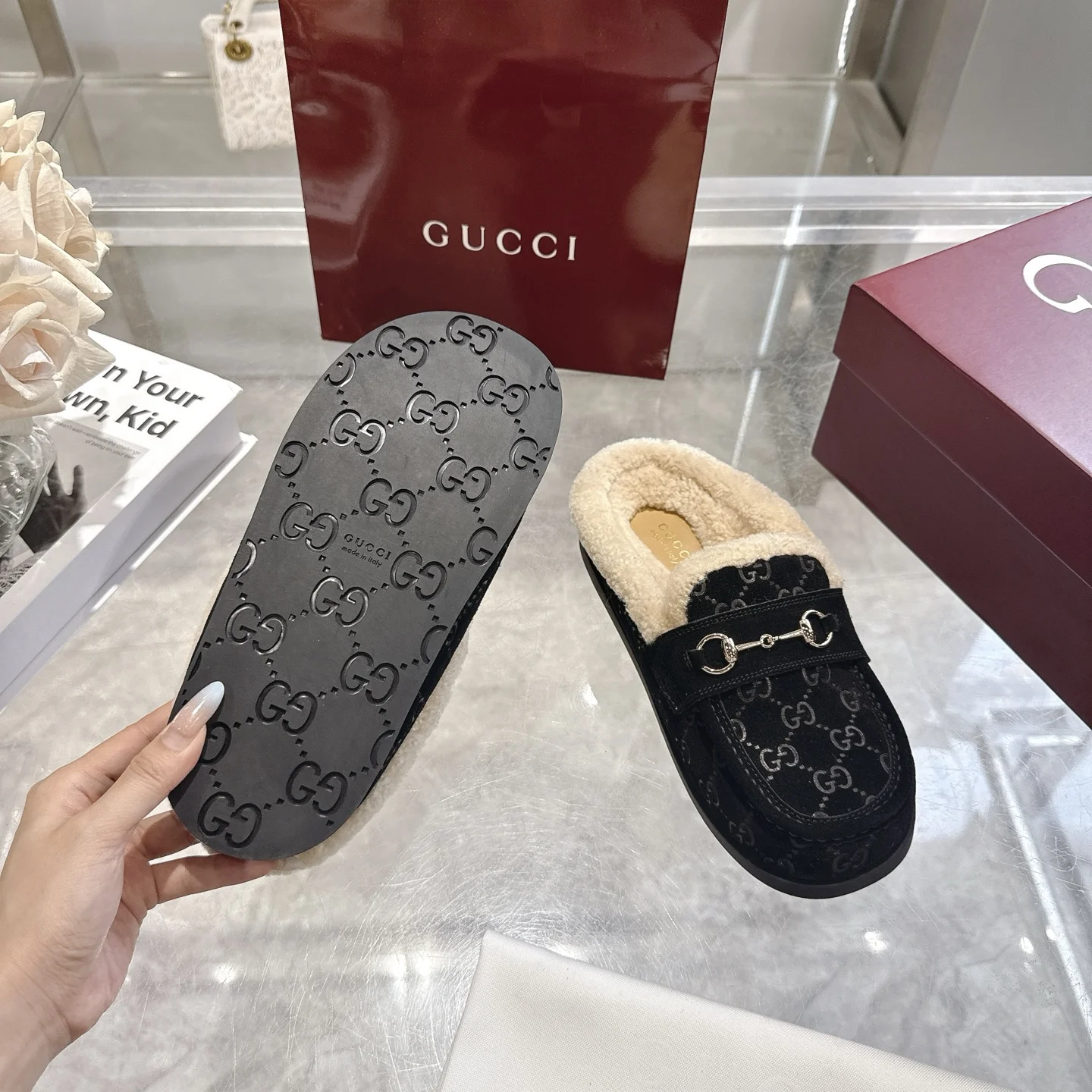 GUCCI Slippers B40202608030010 - Image 9