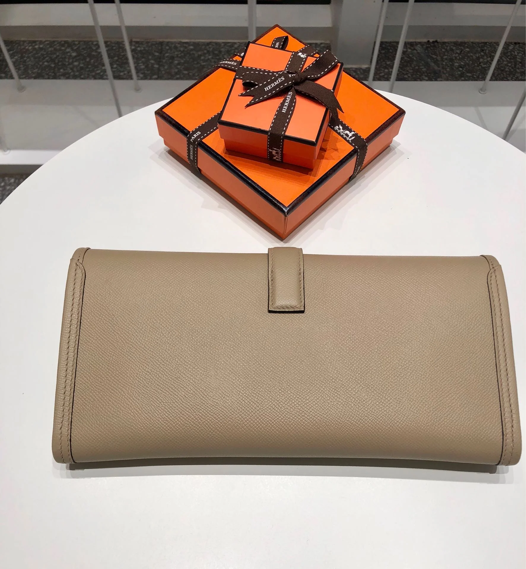 HERMES Clutches Bags Epsom Leather (Beige) 29X20CM H00202608091151 - Image 3
