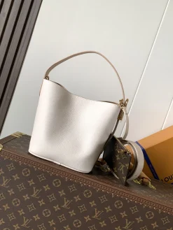 Alternative view of LV Bucket Bags Grained Calfskin (Off-White-Beige) 18X12X16CM E00202608070882