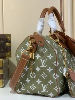 Alternative view of LV Crossbody Bags Calf Leather (Olive Green-Brown) 30X17X21CM I00202608070367