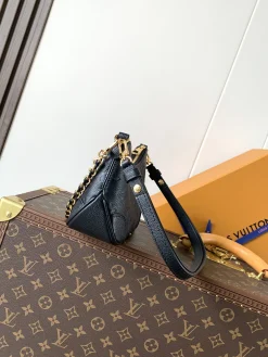 Alternative view of LV Crossbody Bags Leather (Black-Gold) 19X13X8CM D80202608070038