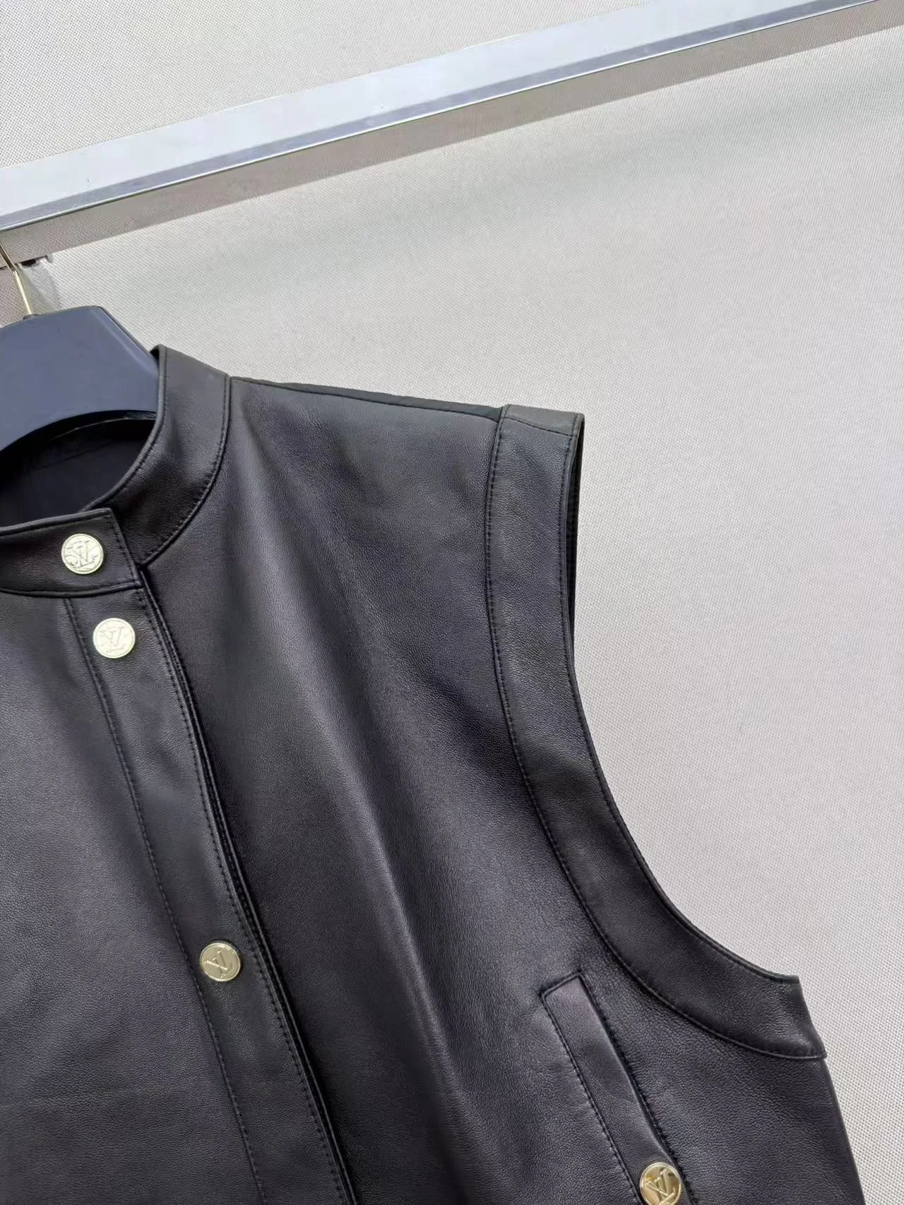 LV Jackets Lamb Leather S-M-L E40202608040936 - Image 4