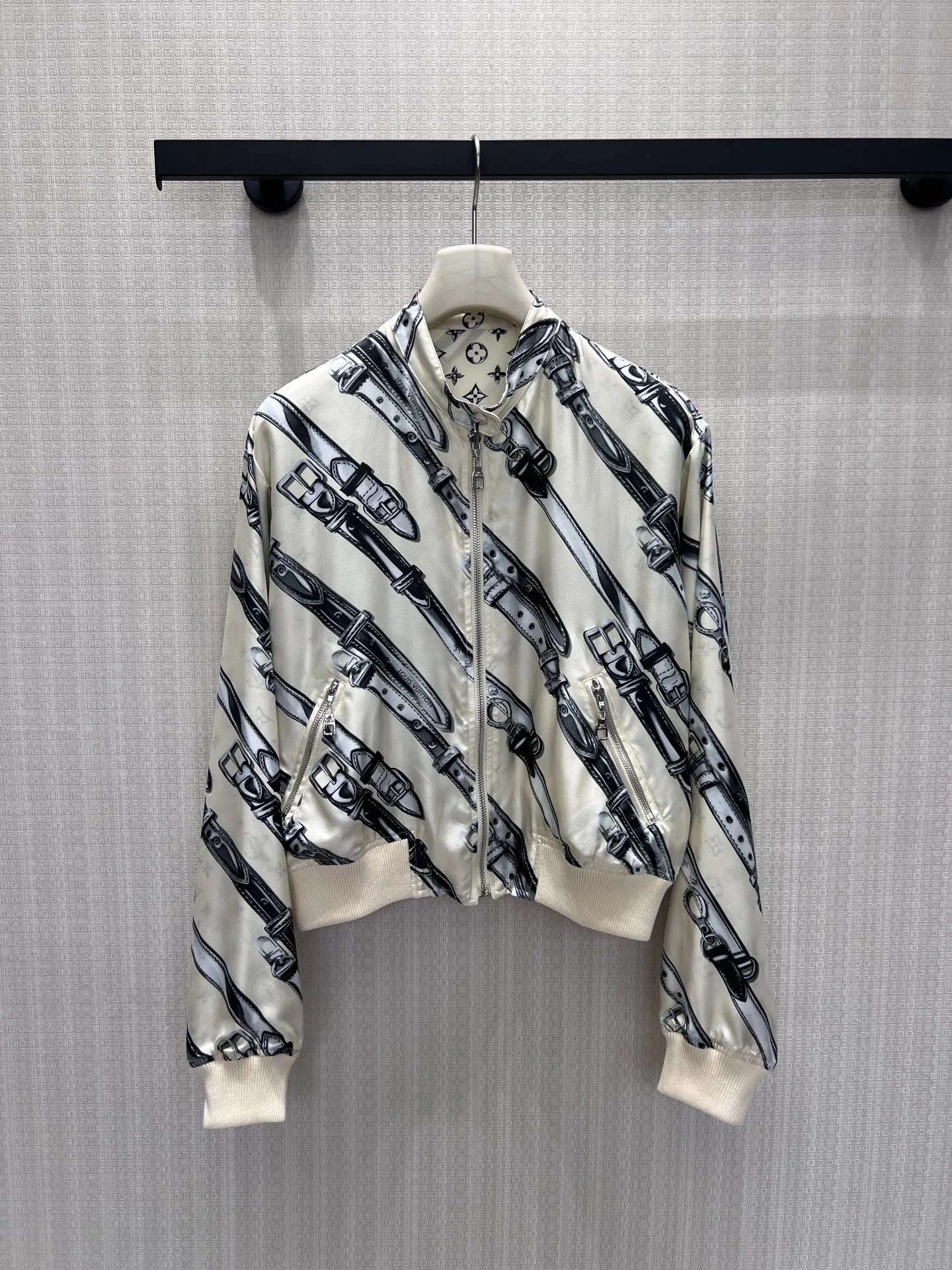 LV Jackets Silk 36-40 F95202608042850