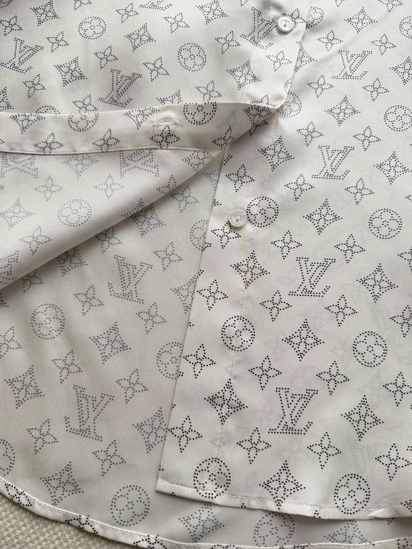 LV Shirts Silk S-M-L D45202608042503 - Image 6