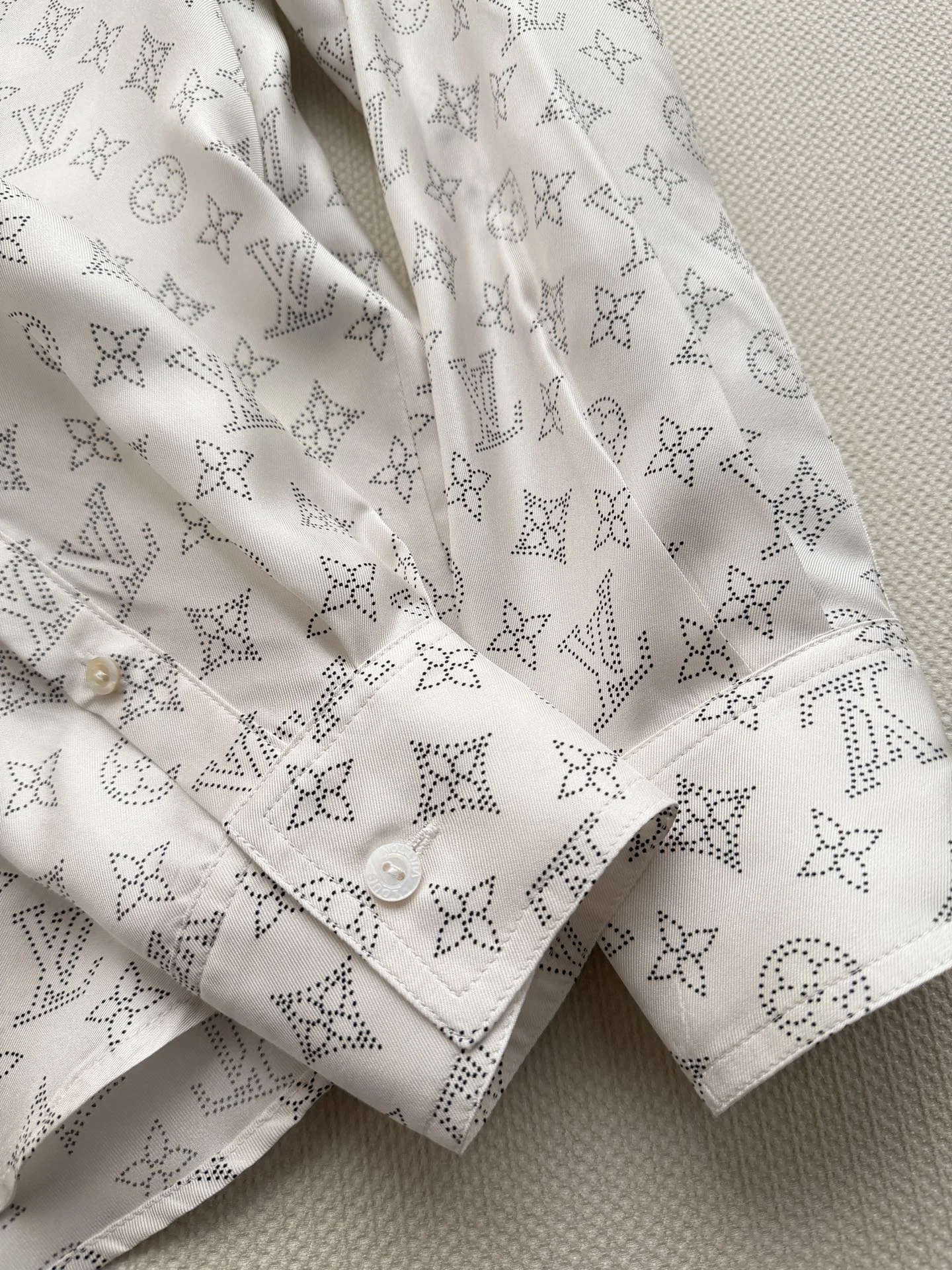 LV Shirts Silk S-M-L D45202608042503 - Image 8