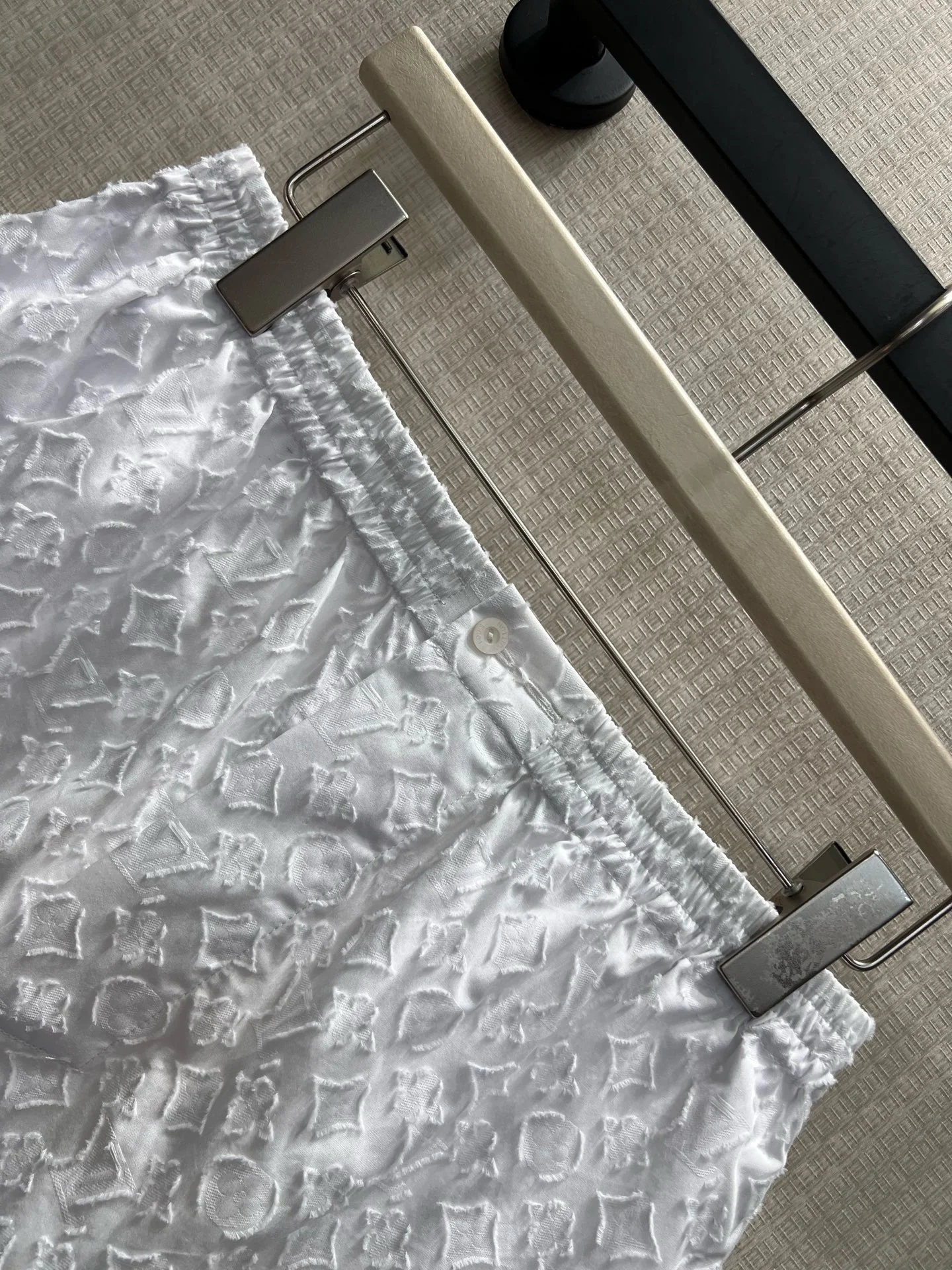 LV Shorts 36-40 B95202608040262 - Image 3
