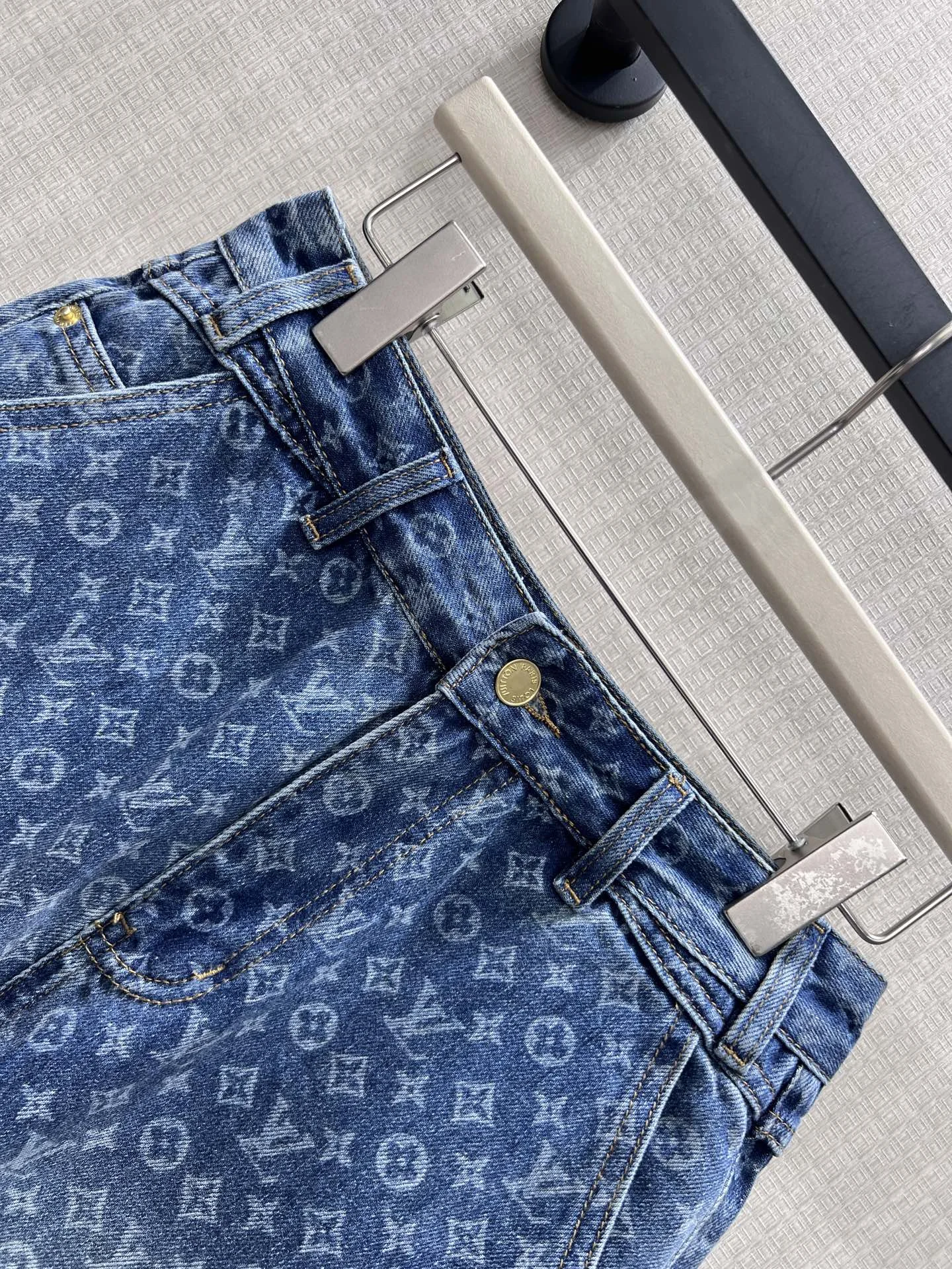 LV Shorts Denim S-L B45202608041565 - Image 3