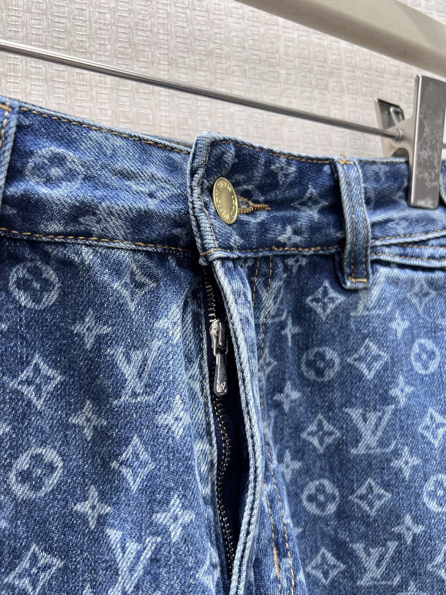 LV Shorts Denim S-L B45202608041565 - Image 5