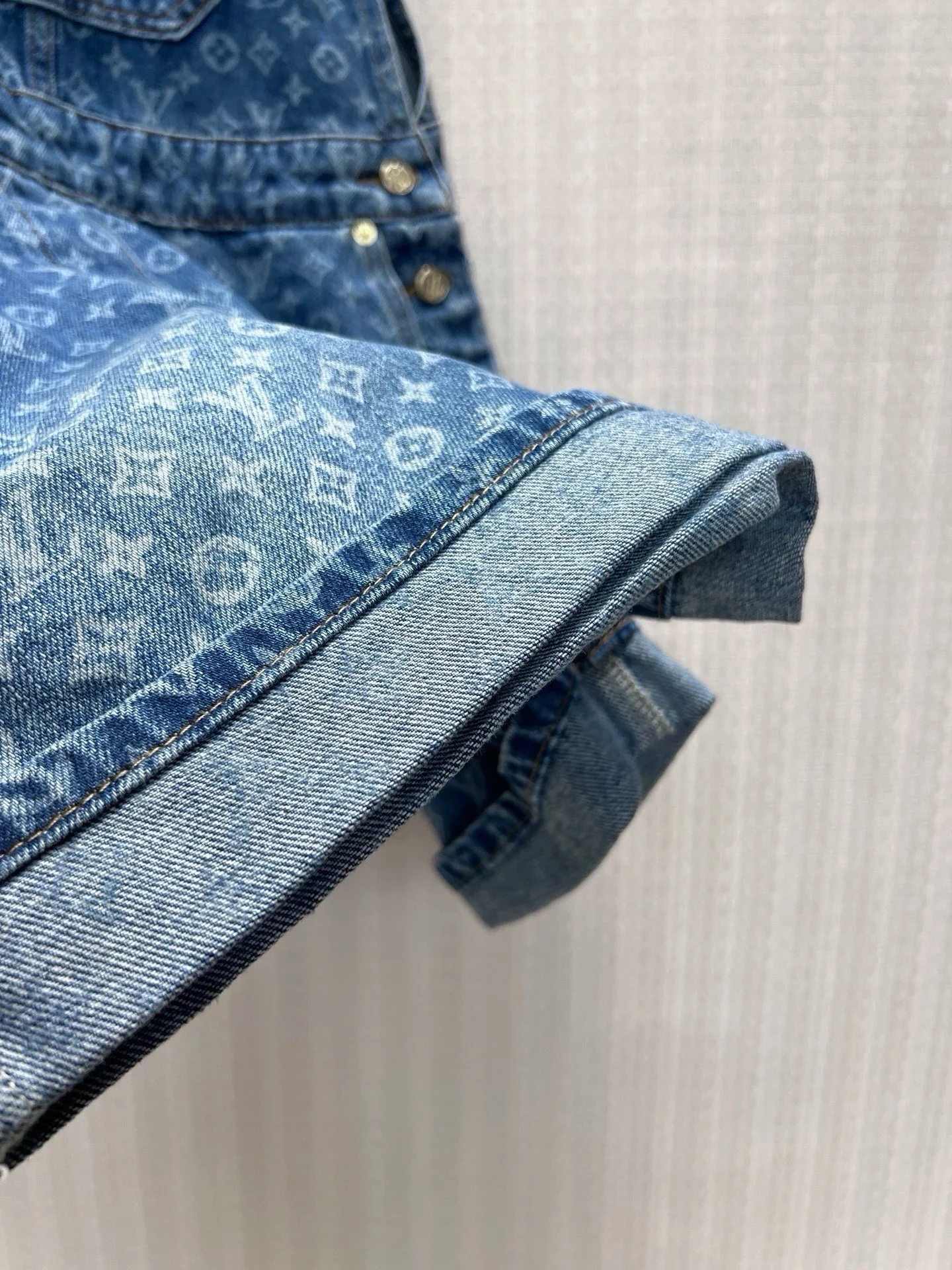 LV Shorts Denim S-M-L B75202608041590 - Image 8