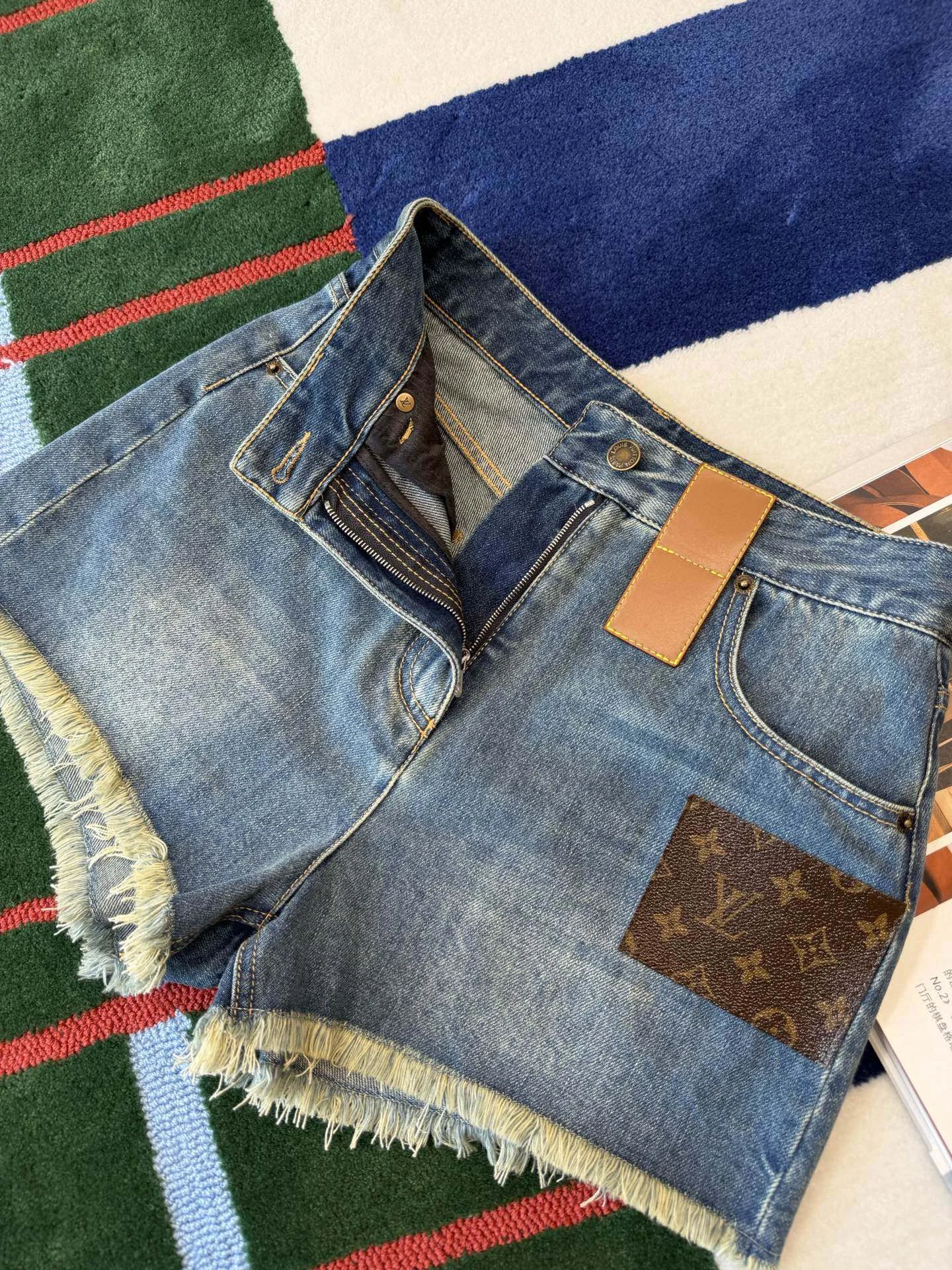 LV Shorts Denim S-M-L B85202608041408 - Image 7