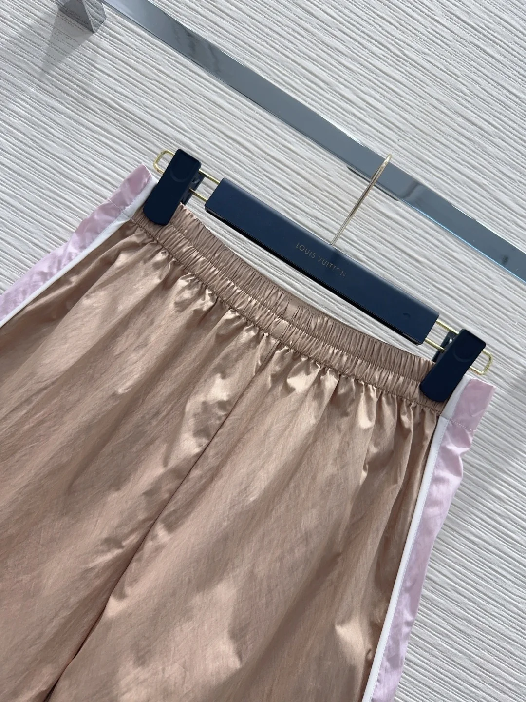 LV Shorts Tech Fabric S M L XL B05202608041073 - Image 2