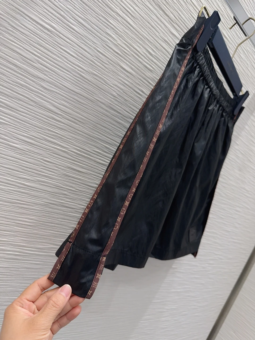 LV Shorts Tech Fabric S-XL B05202608041072 - Image 3