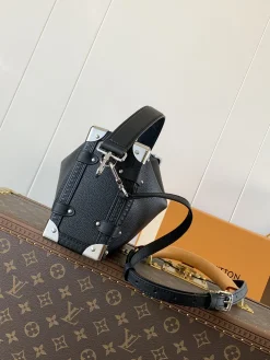 Alternative view of LV Shoulder Bags Grains Calfskin (Black-Silver) 21X14X6CM F60202608071538