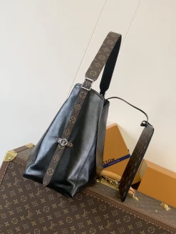 Alternative view of LV Shoulder Bags Lamb Leather (Black-Brown) 30x15x39 cm F70202608071153