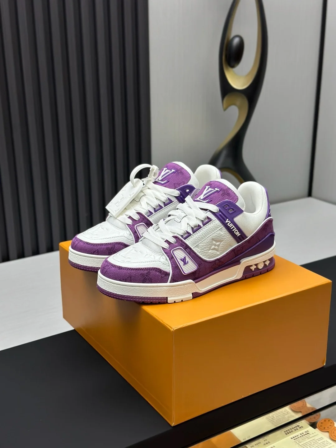 LV Sneakers B80202608030824