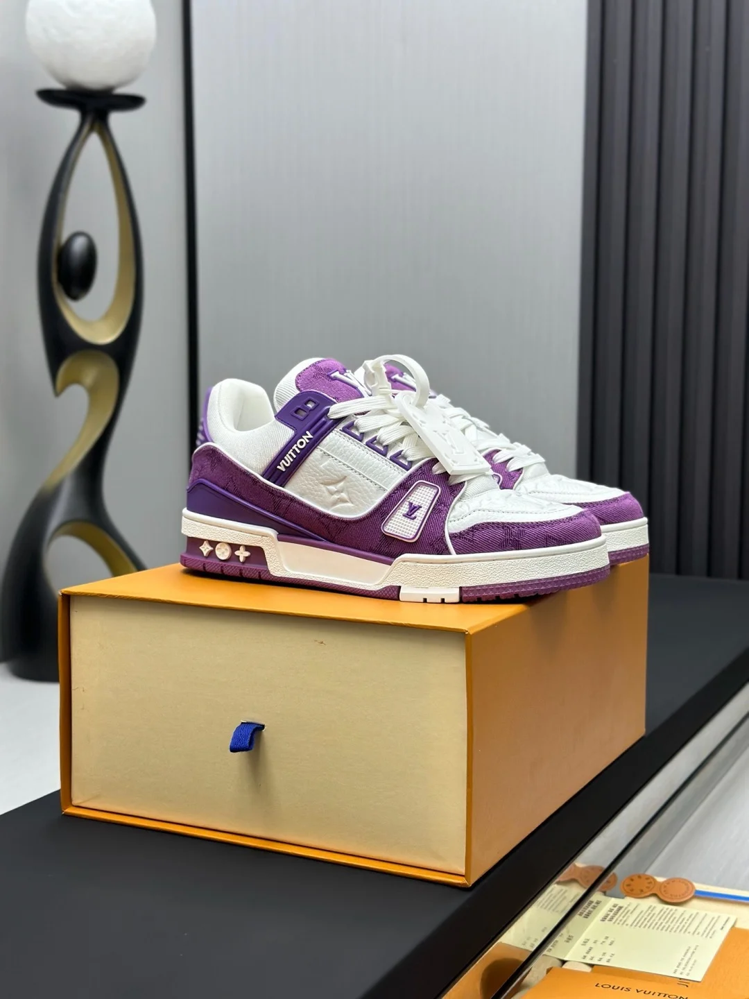 LV Sneakers B80202608030824 - Image 2