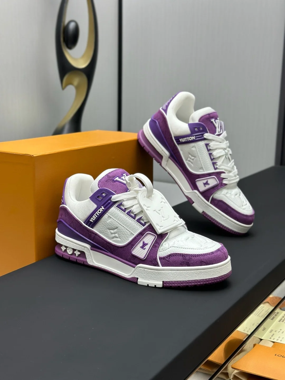 LV Sneakers B80202608030824 - Image 3