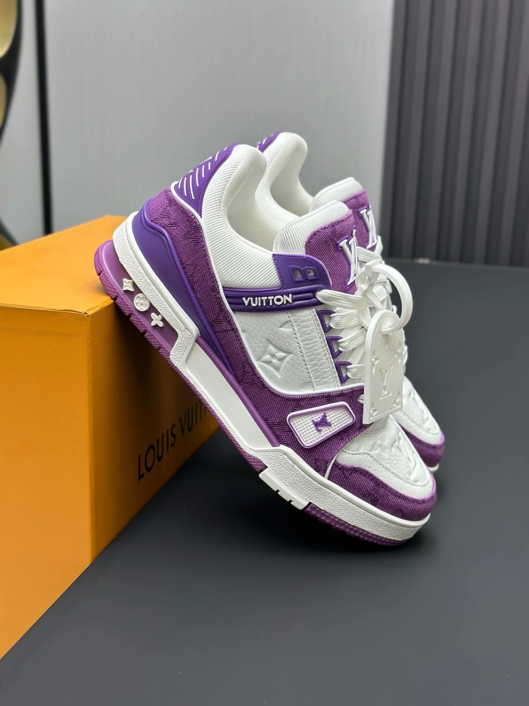 LV Sneakers B80202608030824 - Image 4