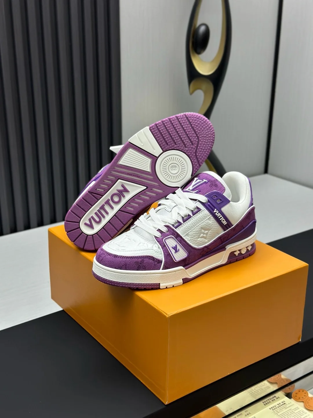 LV Sneakers B80202608030824 - Image 6